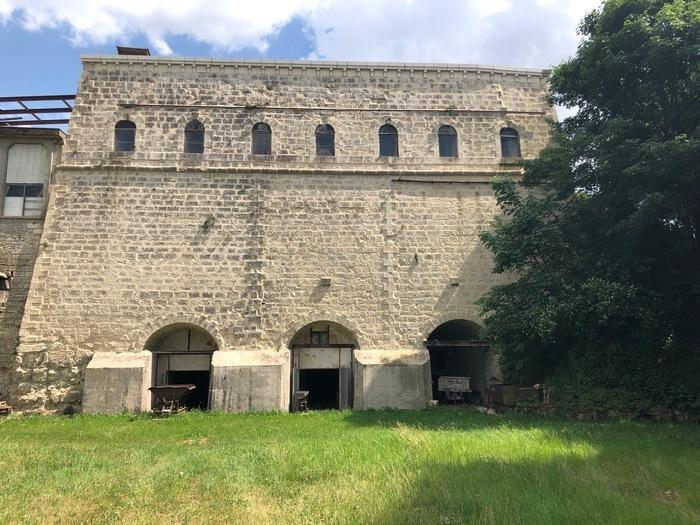 Le bâtiment abritant les 3 fours à chaux de Benet