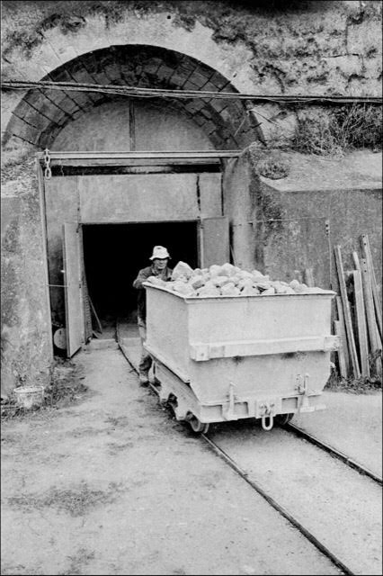 Wagonnet rempli de calcaire sortant du four à chaux de Benet
