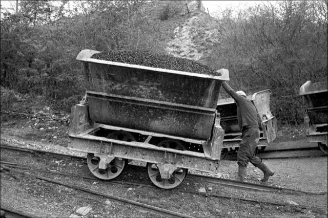 Déplacement wagonnet de Benet rempli de charbon